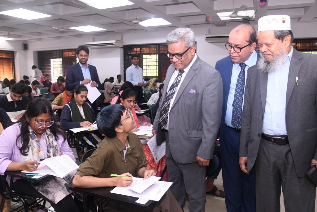 ঢাকা বিশ্ববিদ্যালয়ে তিন ইউনিটের ভর্তি পরীক্ষা অনুষ্ঠিত