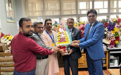 ডেপুটি গভর্নর খুরশিদ আলমকে ফুলেল শুভেচ্ছা