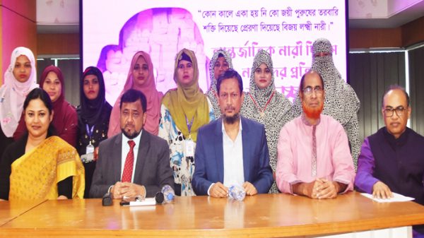 ন্যাশনাল লাইফ ৮ নারী কর্মীকে সংবর্ধনা দিল