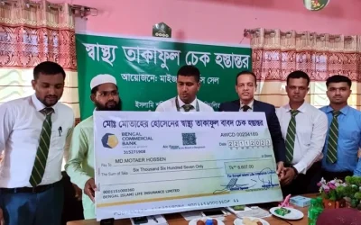 বেঙ্গল ইসলামি লাইফের স্বাস্থ্য বীমা দাবির ৫ চেক হস্তান্তর