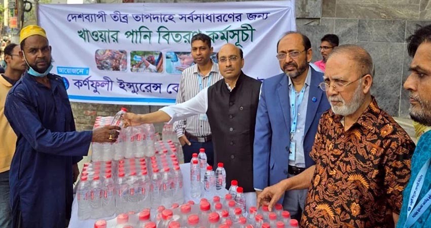 কর্ণফুলী ইন্স্যুরেন্সের বিশুদ্ধ খাবার পানি ও স্যালাইন বিতরণ