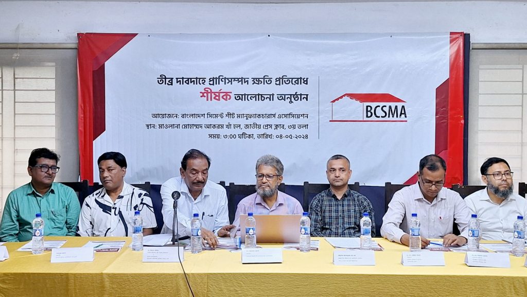 দাবদাহে পোল্ট্রি শিল্পে ক্ষতি ১৬ হাজার কোটি টাকা  ডিম ও মাংস উৎপাদন প্রায় ১২ শতাংশ কমেছে