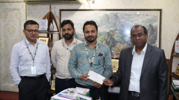 জেনিথ লাইফের গ্রুপ স্বাস্থ্য বীমা দাবির চেক হস্তান্তর