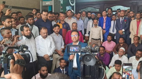 সোনালী লাইফে বরখাস্তকৃত কর্মকর্তাদের পুনর্বহাল দাবীতে তীব্র আন্দোলন