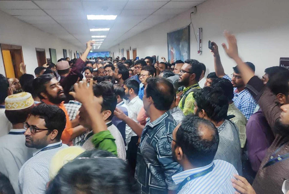বাংলাদেশ ব্যাংকে বিক্ষোভের মুখে এক ডেপুটি গভর্নরসহ ছয় শীর্ষ কর্মকর্তার পদত্যাগ