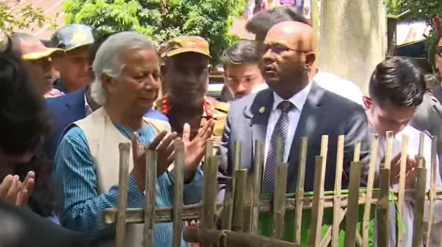আবু সাঈদের কবর জিয়ারত করলেন প্রধান উপদেষ্টা ড. ইউনূস