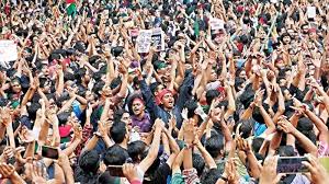 রাজধানীর সড়কে লাখো মানুষের উল্লাস