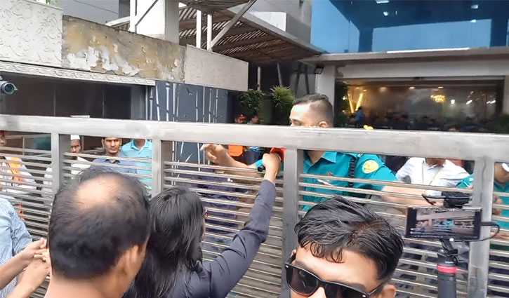 বিএসইসি ভবনের সামনে বিনিয়োগকারিদের বিক্ষোভ, চেয়ারম্যানসহ কর্মকর্তারা অবরুদ্ধ