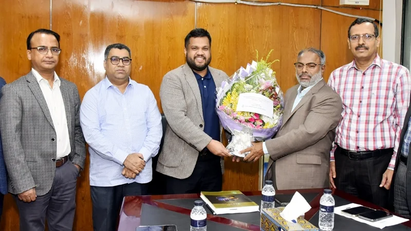পপুলার লাইফের চেয়ারম্যান জহিরুল ইসলামকে এমডি’র ফুলেল শুভেচ্ছা