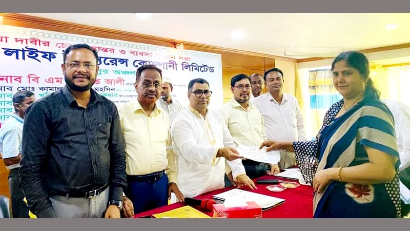 রংপুরে পপুলার লাইফ ইন্স্যুরেন্সের ব্যবসা উন্নয়ন সভা ও বীমা দাবির চেক হস্তান্তর