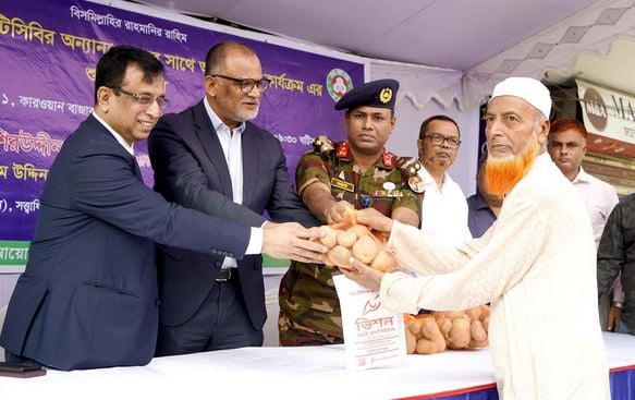 রাজধানীতে ৪০ টাকা কেজি দরে আলু বিক্রি করছে টিসিবি