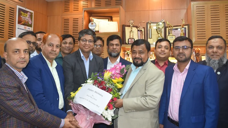 জন্মদিনে সহকর্মীদের ভালোবাসায় সিক্ত হলেন ন্যাশনাল লাইফের এমডি কাজিম উদ্দিন