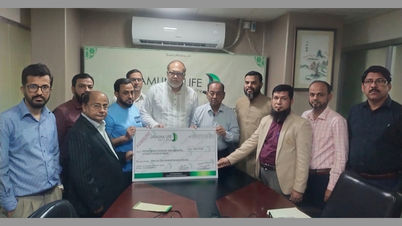 যমুনা লাইফ ইন্স্যুরেন্সের মেয়াদোত্তর বীমা দাবির চেক হস্তান্তর