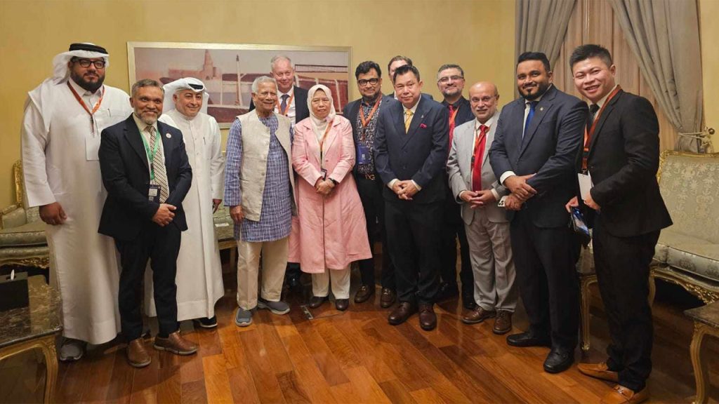 দোহায় বিদেশী বিনিয়োগকারীদের সঙ্গে প্রধান উপদেষ্টার বৈঠক