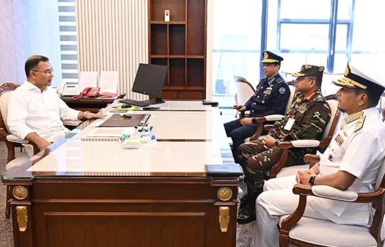 প্রধানমন্ত্রীর সঙ্গে তিন বাহিনী সাক্ষাৎ