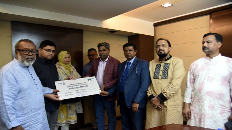 সন্ধানী লাইফের ২ লাখ টাকার মৃত্যুদাবির চেক হস্তান্তর