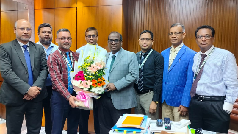 জেনিথ ইসলামী লাইফের সিইও এস এম নুরুজ্জামান জন্মদিনে ফুলেল শুভেচ্ছায় সিক্ত