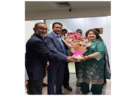আইডিআরএ’র চেয়ারম্যানকে সন্ধানী লাইফের ফুলের শুভেচ্ছা